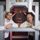 Morelo y Tosi junto al refrigerador que usan para enfriar sus Qbits. Foto: Quentin Jones/UNSW